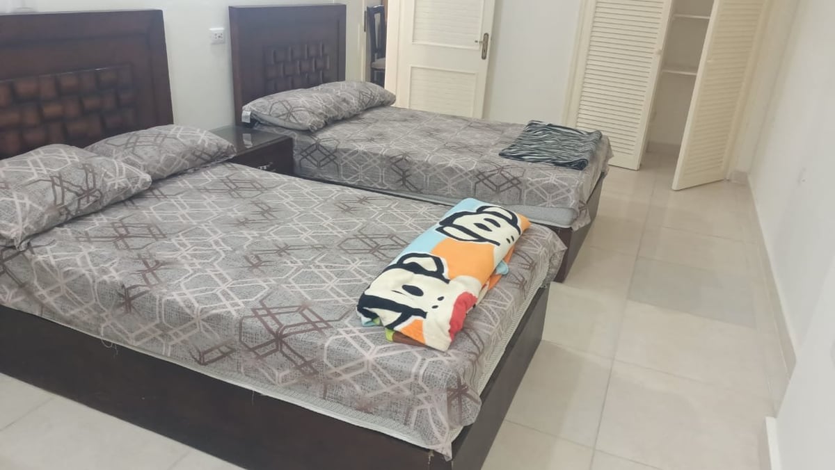 شالية بقرية جامعة القاهره ثلاث غرف مكيفين حمام مطبخ ريسيبشن برايفت بول photo 2