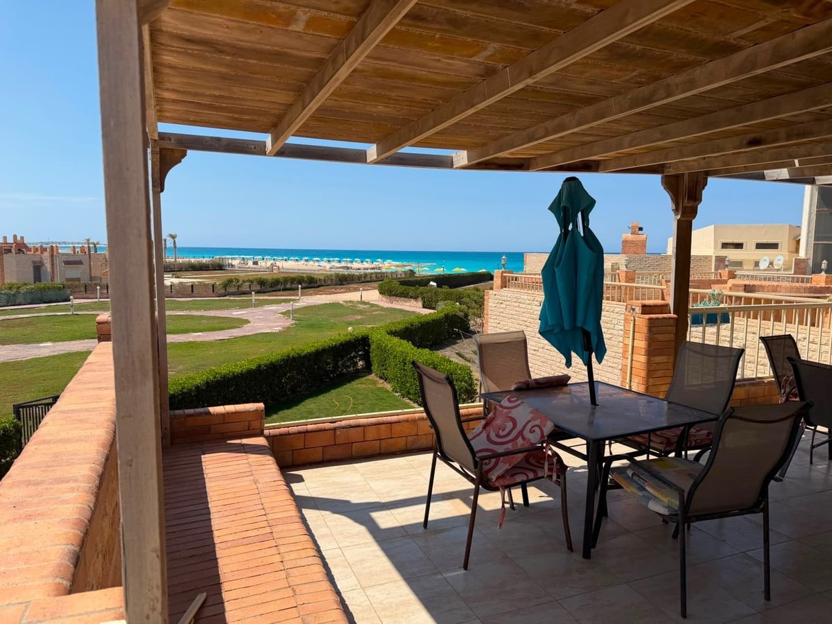 Villa second row sea view